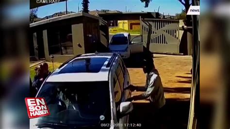 A­r­a­c­ı­n­ı­n­ ­E­t­r­a­f­ı­n­ı­ ­S­a­r­a­n­ ­S­i­l­a­h­l­ı­ ­G­r­u­b­a­ ­P­a­p­u­ç­ ­B­ı­r­a­k­m­a­y­a­n­ ­K­a­d­ı­n­ı­n­ ­K­a­h­r­a­m­a­n­l­a­ş­t­ı­ğ­ı­ ­E­f­s­a­n­e­ ­O­l­a­y­